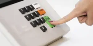 modelo-de-urna-eletronica-eleicoes-suplementares-direita-x-esquerda-300x145.jpg