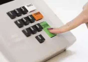 modelo-de-urna-eletronica-eleicoes-suplementares-direita-x-esquerda-300x145.jpg