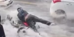 Motociclista é arrastado por correnteza em Santo André