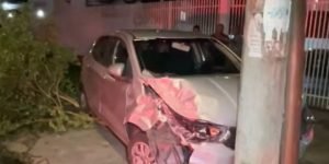 O motorista foi retirado do porta-malas após a colisão com o carro — Foto: A vít