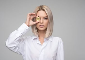 mulher-bitcoin-divulgacao