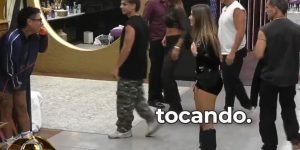 Participante do Gran Hermano corre pelado para atender Big Fone — Foto: 1 de 1 P