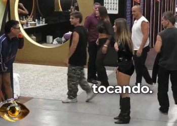 Participante do Gran Hermano corre pelado para atender Big Fone — Foto: 1 de 1 P