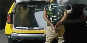 Foto: Suspeito foi preso pela Polícia Militar após denúncia de tráfico na Rua Pe