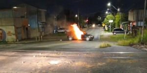 Veículo foi incendiado na Rua dos Ferroviários após confronto policial que termi