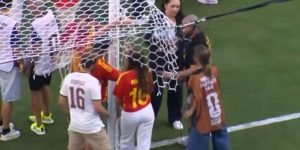 reporter-da-caze-tv-leva-bronca-apos-tentar-pegar-pedaco-da-rede-na-final-da-copa