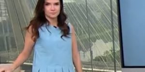 Imagem colorida da jornalista Sabina Simonato chorando durante o Bom Dia — Foto: