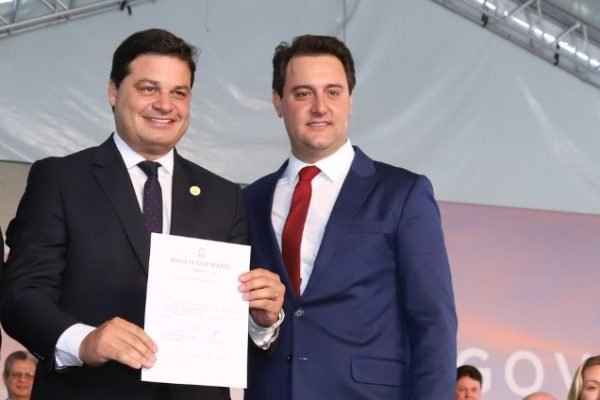 Sandro Alex e o governador Ratinho Júnior (Foto: AEN/PR)