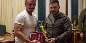 O ator Sean Penn e o presidente da Ucrânia Volodymyr Zelensky juntos — Foto: 1 d