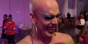 Ikaro Kadoshi e Grag Queen comandaram o palco principal da DragCon Brasil — Foto
