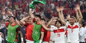 Jogadores da seleção da Turquia aparecem comemorando — Foto: Jogadores da seleçã