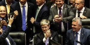 Marcel Van Hattem, Marcos Pollon e Zé Trovão punidos por ocuparem Mesa Diretora