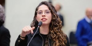 Foto: A parlamentar defende a revisão do modelo atual e reforça que seguirá acom