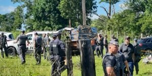 Armas e coletes apreendidos pela polícia durante ocorrência na rodovia Raposo Ta
